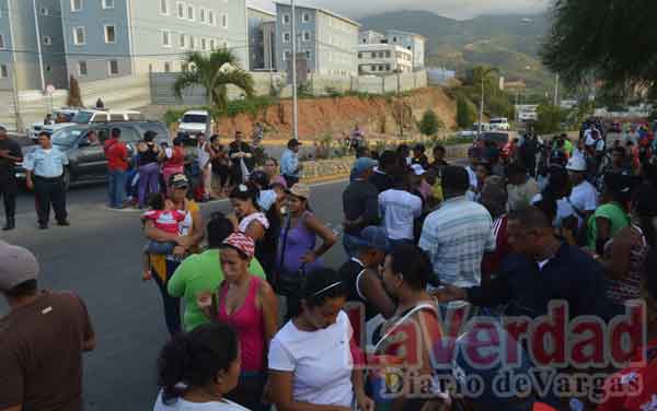 Con trancazo reclaman viviendas en Hugo Chávez Frías