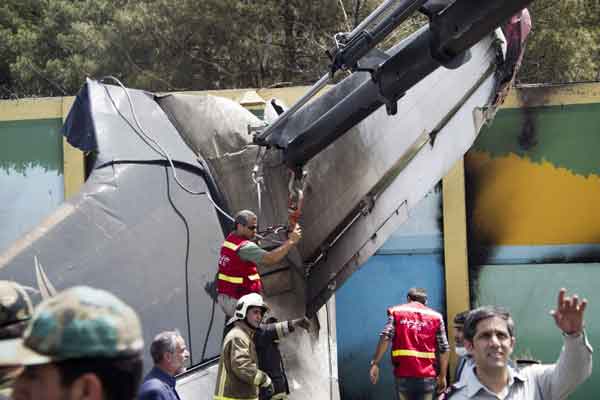 Mueren 38 personas al estrellarse un avión cerca del aeropuerto de Teherán