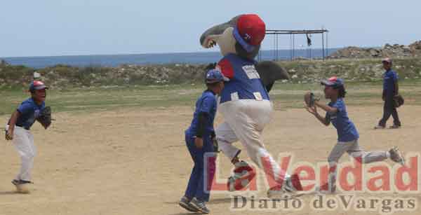 200 niños participan en el VI Campamento de Béisbol Menor