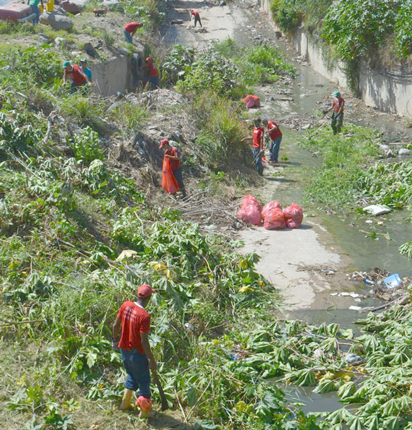 Sacaron toneladas de cachivaches de la quebrada Guanape II