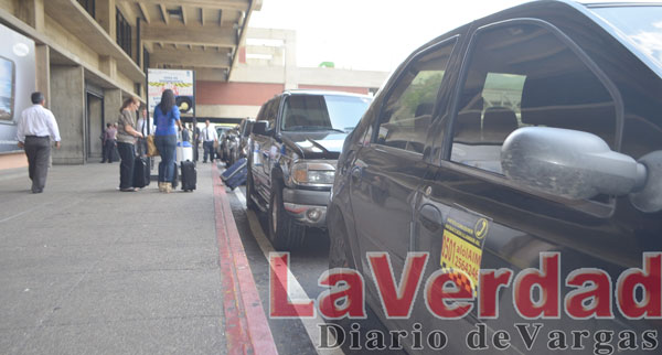 Taxistas del aeropuerto invierten hasta Bs. 50 mil en cauchos