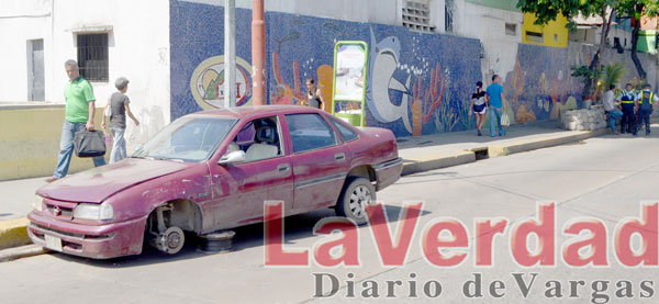 Desvalijan vehículo accidentado en Maiquetía