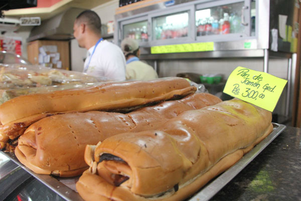 Un pan de jamón no baja de Bs. 300