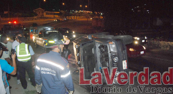 Cuatro heridos al volcar camioneta en El Playón