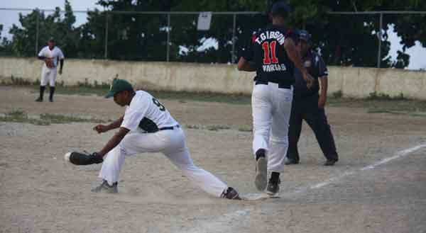 Licenciado Aranda sacudió al Lorenzo González en softbol docente