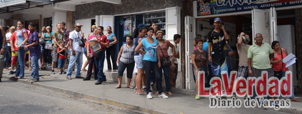 Colas de cinco horas para comprar cemento en Pariata Desde las 5:00 am se armó la cola en la entrada de la Ferretería Carabanchel, ubicada en Calle Nueva de Pariata, donde recibieron despachos de cemento. Con la esperanza de adquirir el escaso producto, cerca de un centenar de varguenses esperaron de pie bajo el sol. Aseguraron que deben aguantar las colas si quieren mantener activas sus construcciones y reparaciones. “Tengo más de cinco horas esperando, lo hago porque venden el cemento a precio razonable. Por allí lo tienen hasta en Bs. 300 el saco, y no estoy dispuesto a caer en esa especulación. Desde mayo empecé a construir una casa y no llevo ni la mitad porque consigo materiales una vez a la cuaresma. Hasta para esto hay que andar haciendo cola”, explicó Rubén Izaguirre. La venta se reguló a tres sacos por cliente, en Bs. 65 cada uno. El encargado de la ferretería, Carlos Rodríguez, manifestó que los despachos siguen siendo reducidos e intermitentes. “Nos mandan máximo seis paletas. Esta vez solo podremos abastecer a unas 60 personas. Hacemos el pedido, pero no llega completo porque hay escasez”. //MEM//a.r