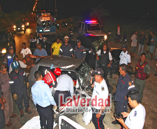 Un muerto y dos heridos deja choque de frente en vía a Naiguatá