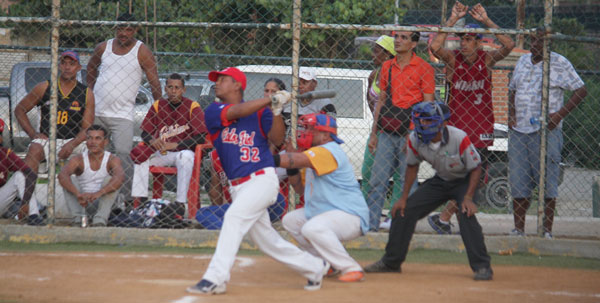 Carlos Fiol aporreó a Colegio Montesano en softbol docente