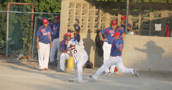 Inaugurado Torneo de Softbol Docente categoría Libre