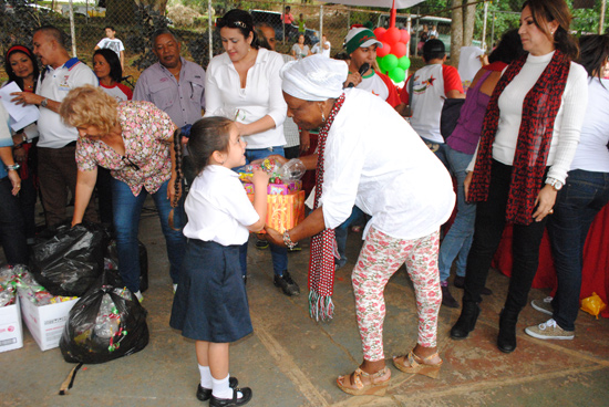 “Dona una alegría en Navidad” llevó  regalos a 193 niños de Carayaca