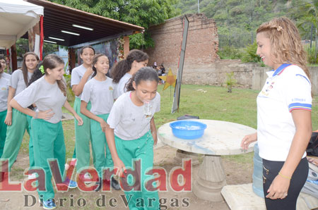 300 estudiantes celebran Día del Abrazo en Familia