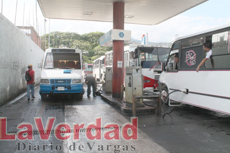 Transportistas trabajan medio tiempo para ahorrar combustible