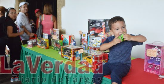 Venden cinco juguetes por persona en Feria Navideña