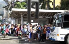 Pasajeros Caracas-La Guaira azotados por robos  en parada de Capitolio