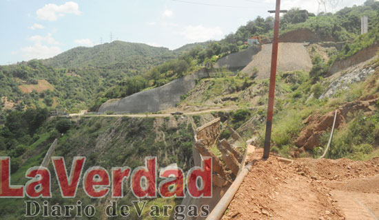 Construyen vía alterna en carretera nacional de Carayaca