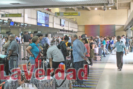 Afectan a pasajeros por reducción de vuelos en Laser y  a Barcelona