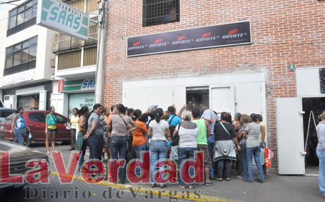 Hasta 300% se ahorraron varguenses con venta de calzado regulado