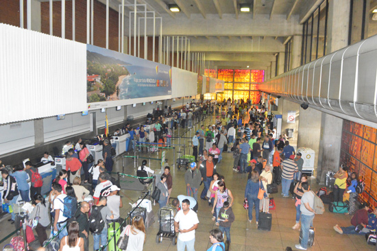 Exceso de vuelos demorados marcó retorno de temporadistas en Maiquetía