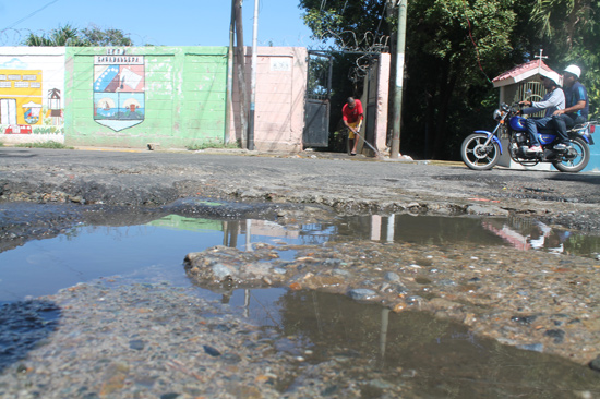 Repleta de huecos está la vialidad de Caraballeda