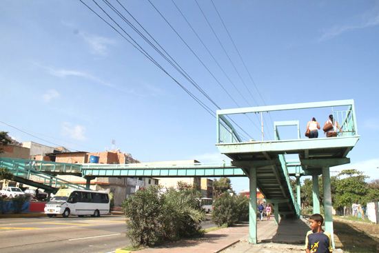 Pasarela peligrosa frente al liceo Vargas      