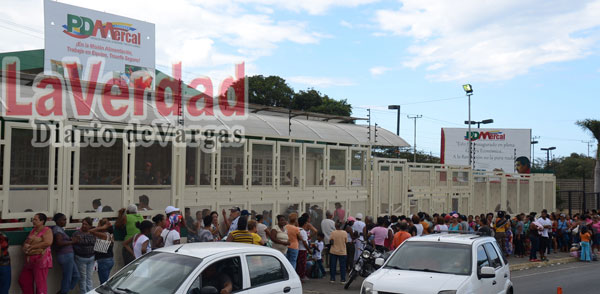 Avalancha de consumidores compraron pollo y leche en Mercal y Pdval