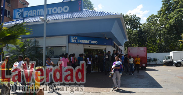 Compraron un paquete de pañales después de tres días en cola