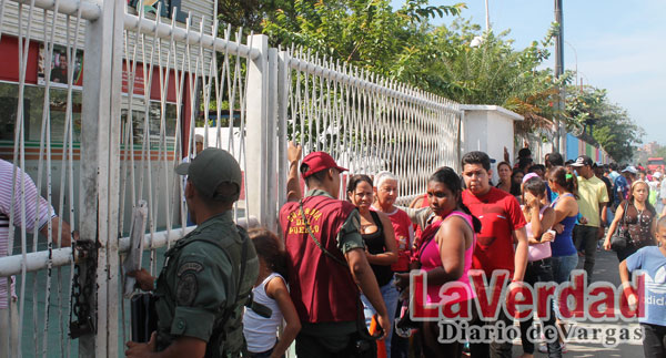 Varguenses pierden días de trabajo por hacer colas en los supermercados