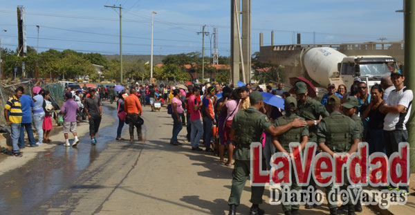 Desempleados aprovechan las colas para rebuscarse