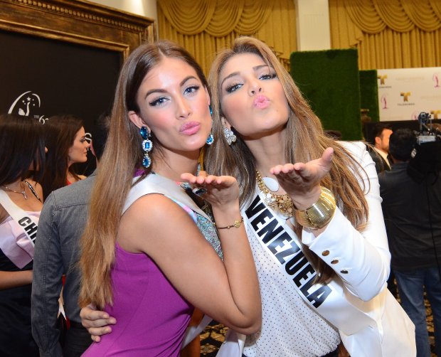 Las candidatas a Miss Universo sonríen frente a la polémica