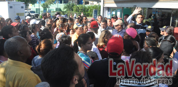 Protesta en Farmatodo porque no llegaron los pañales