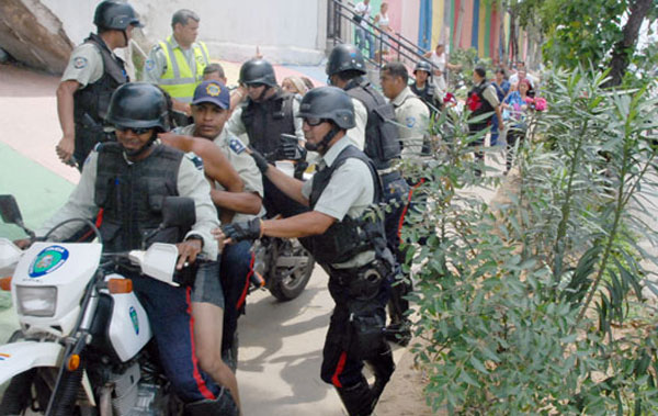 Deportan a colombiano que fue atrapado robando en buseta