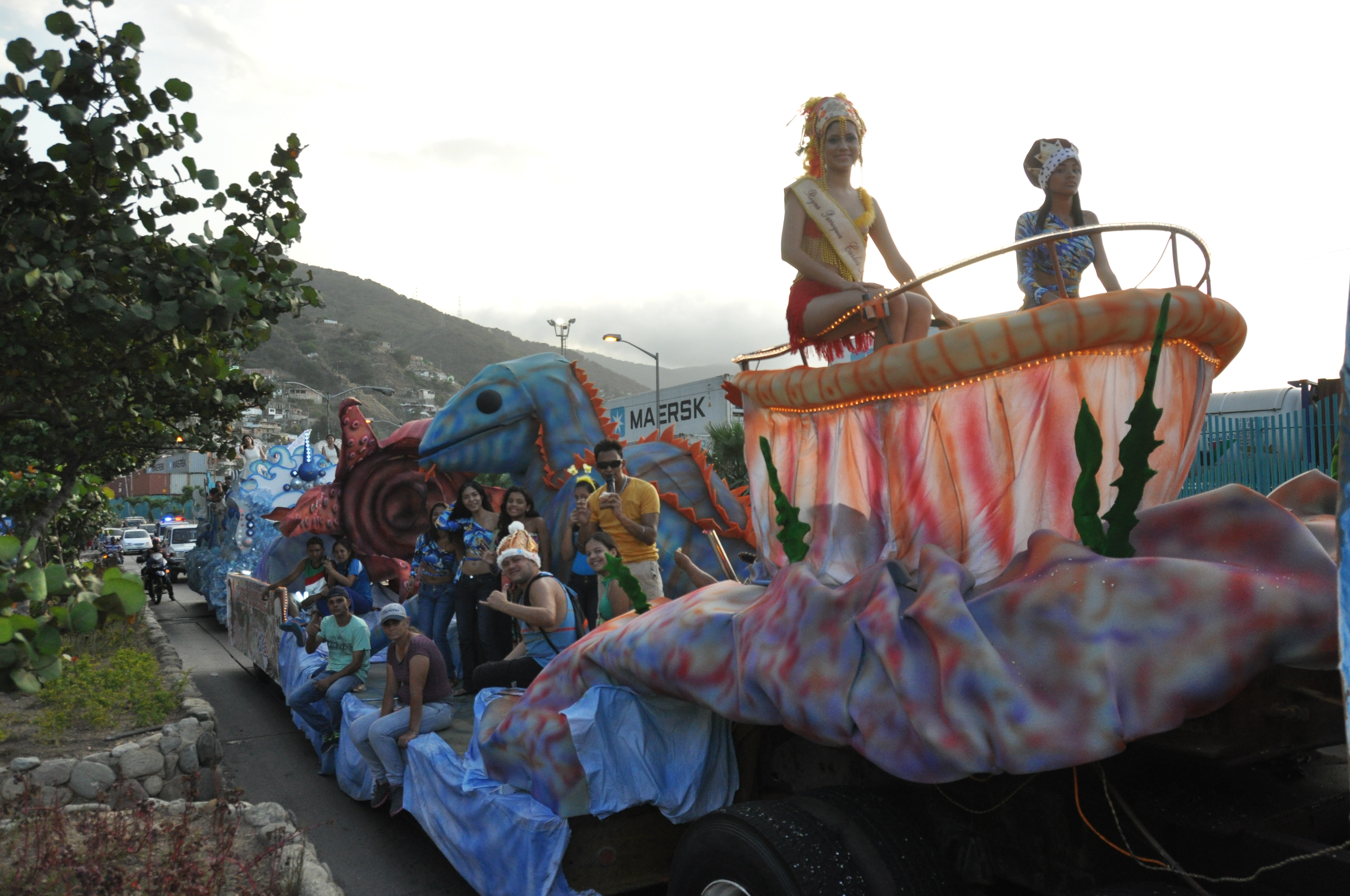 La creatividad marcó el desfile de carrozas en Vargas   