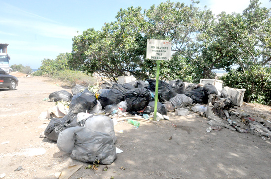 Playa La Zorra llena de basura