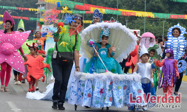Escuelas derrochan creatividad en desfile de Carnaval