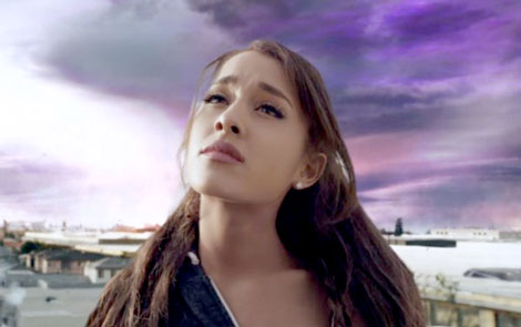 Ariana Grande predice el fin del mundo y canta “por última vez”