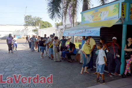 Usuarios madrugaron para comprar leche