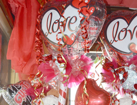 Comerciantes ofrecen múltiples opciones  Para regalar en San Valentín