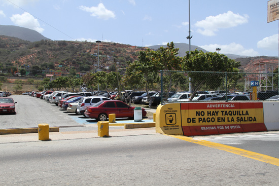Persisten robos de piezas de vehículos en estacionamientos del aeropuerto