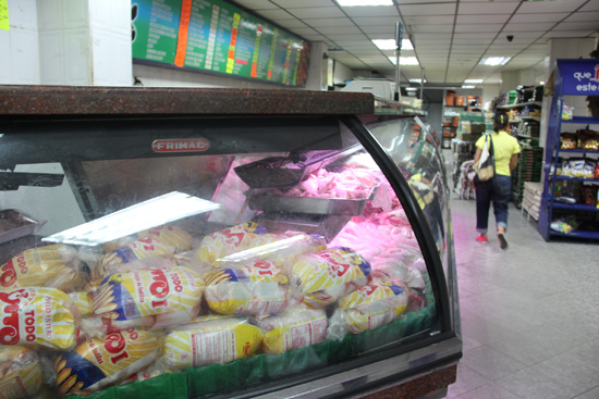 Comercios venden el kilo de pollo  al triple de su precio