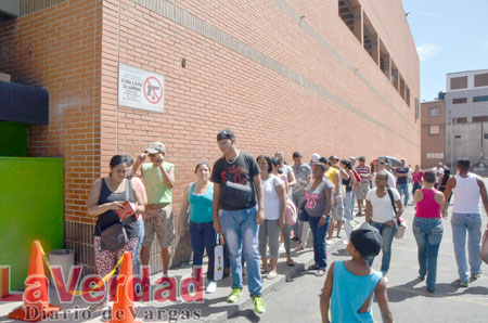 Niños pasan trabajo en colas del Bicentenario