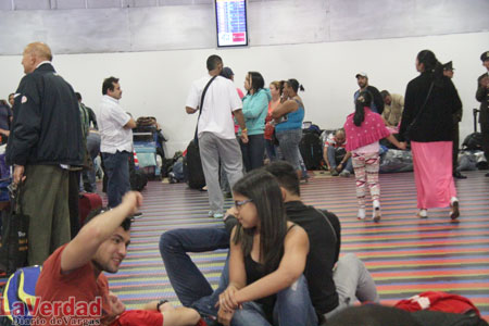 Más 40 pasajeros duermen en el aeropuerto a la espera de boletos