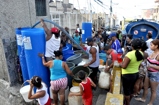 Trancan calle en Montesano por falta de agua   