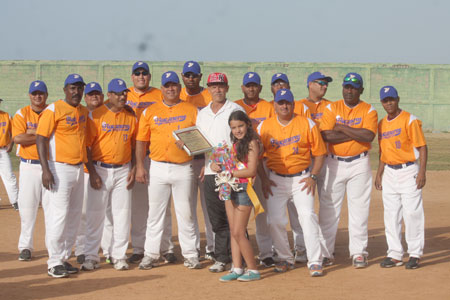 Bucaneros softbol se prepara para debutar en la Liga Nacional