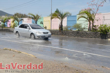 Colapsó red de aguas negras por lluvias