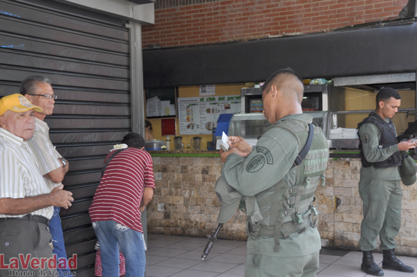 Hasta seis horas en cola en Bicentenario  para comprar harina y azúcar