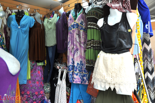 Blusas y vestidos para las madres en el Mercado Comunitario