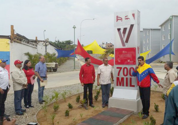 Maduro entrega vivienda N° 700 mil en Playa Grande