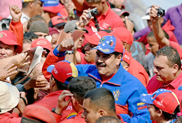 Maduro amenaza con leyes para nacionalizar distribución de alimentos