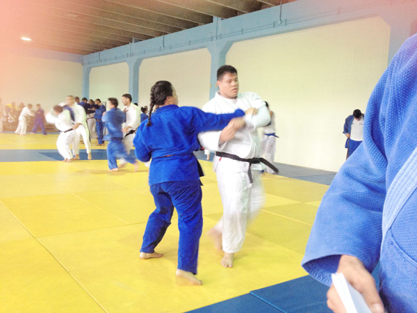 Varguense participa en campamento de judo universitario