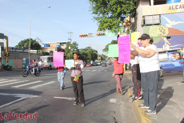 Mujeres por Vargas protestan por las penurias que padecen los varguenses